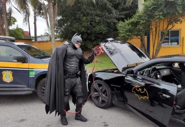 Aposentado brasileiro faz trabalho social como Batman