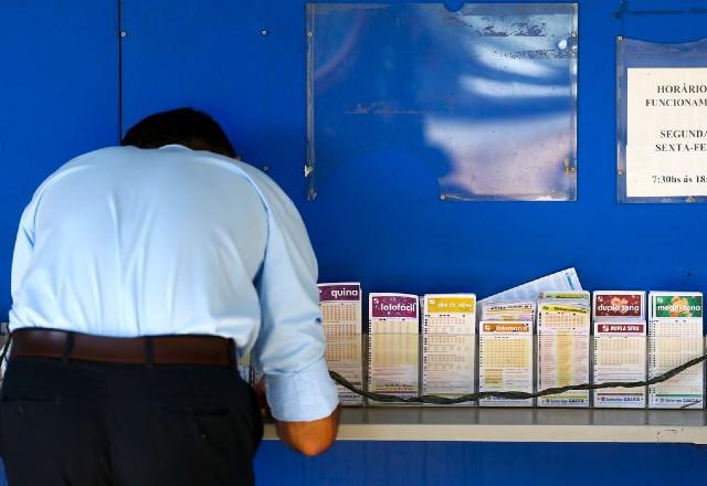 Loterias Caixa: Mega-Sena acumula e Lotofácil premia apostador com R$ 4 milhões Loterias Caixa: Mega-Sena acumula e Lotofácil premia apostador com R$ 4 milhões
