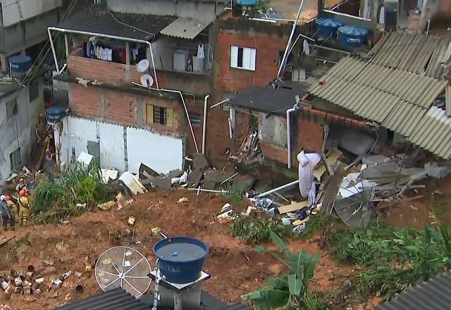 Área aberta de acidente com barracos e residências após chuva e deslizamento de terra