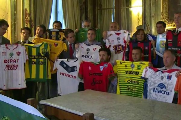 Argentinos relembram vítimas da tragédia com a delegação da Chapecoense Argentinos relembram vítimas da tragédia com a delegação da Chapecoense