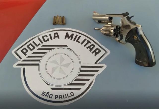Arma deixada debaixo de criança