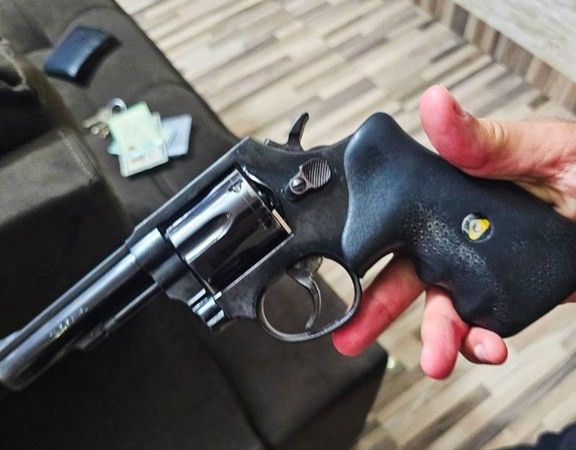 Arma encontrada pela PF durante buscas na segunda fase da operação Compliance Zero | Divulgação/Polícia Federal