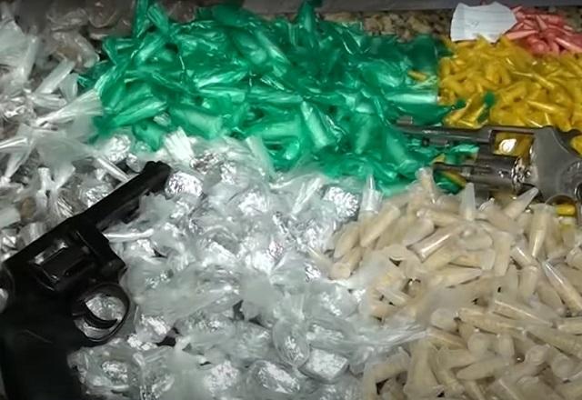 Armas e papelotes de droga