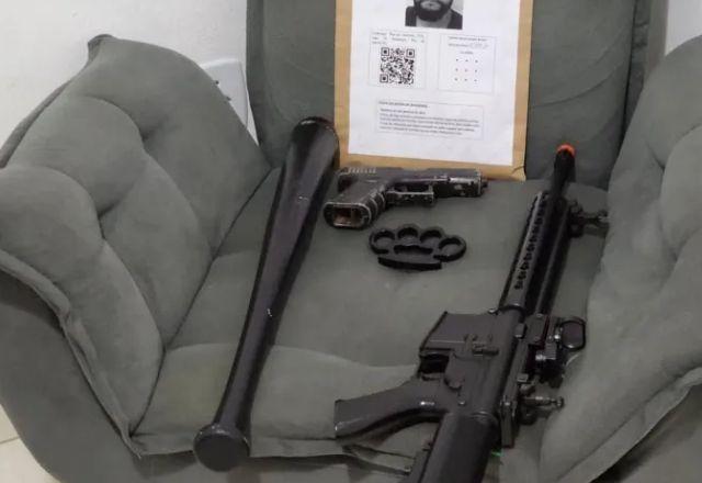 Armas e soco inglês em cima uma poltrona