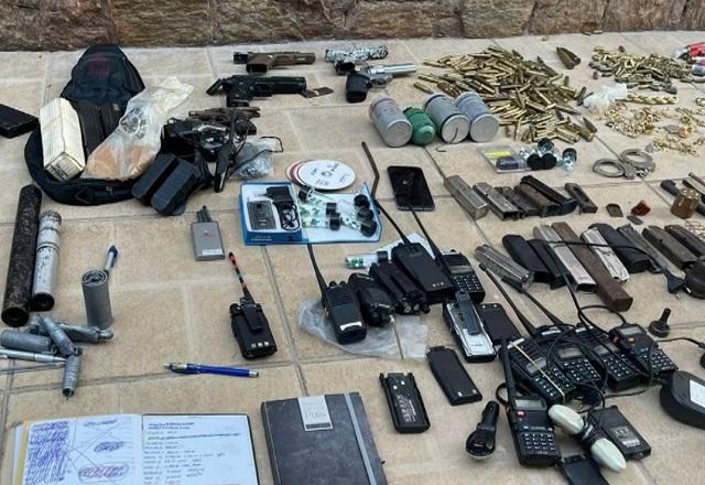 Armas, munições, algemas, joias e outros itens espalhados no chão
