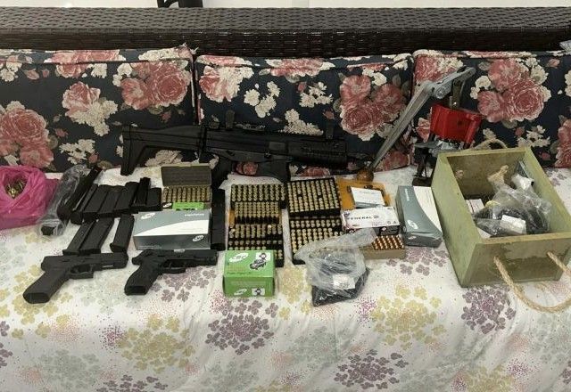 Armas, munições e acessórios apreendidos na casa de um dos alvos da operação, em Casimiro de Abreu (RJ) | Divulgação/PF