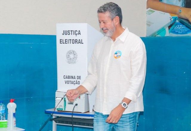 Arthur Lira (PP-AL) vota em escola de Pilar (AL) | Divulgação/Matheus Yangue/Agência Wave