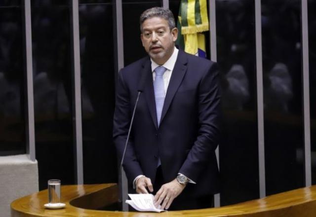 Arthur Lira fala ao microfone (Reprodução)