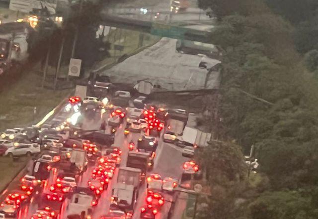 Árvore caiu sob caminhão e interditou a Rodovia Anchieta
