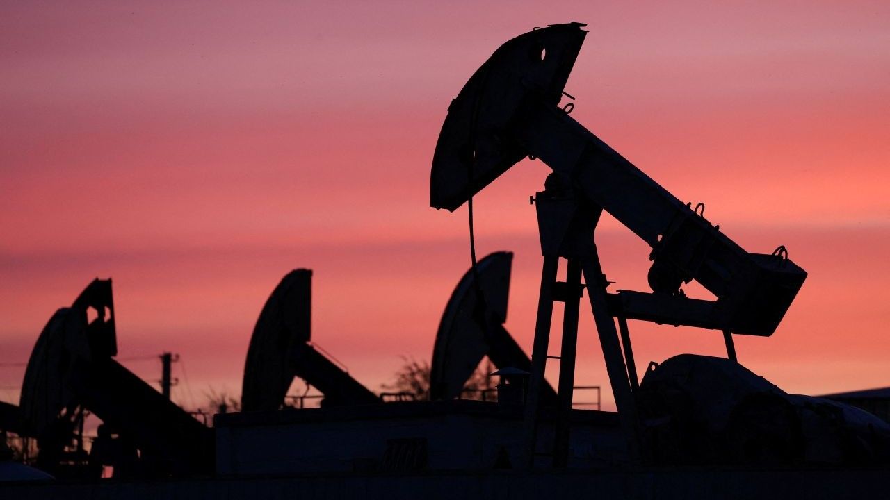 Imagem da notícia: Petróleo cai quase 6% após Trump suspender ataque ao Irã