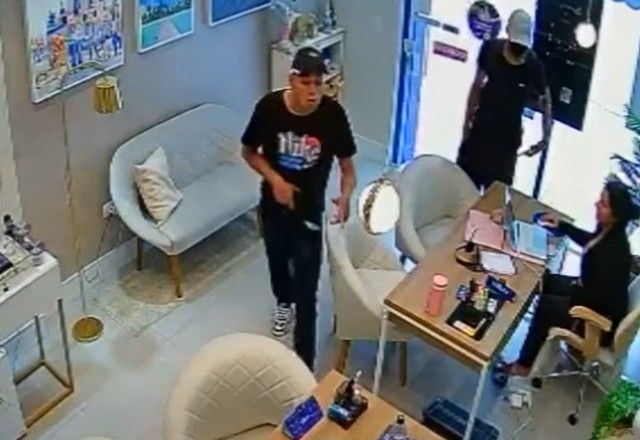 Policiais impedem roubo em agência de turismo no centro de São Paulo