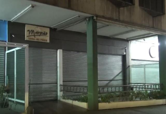 Assaltantes rendem funcionários e clientes e roubam padaria no centro de SP