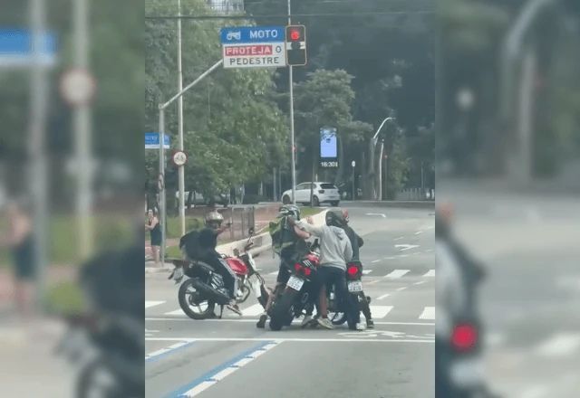 Assaltantes cercam motoqueiro na Faria Lima, em São Paulo | Reprodução