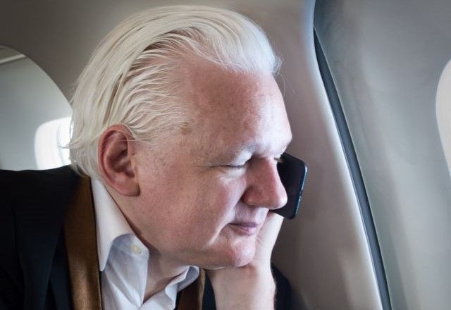 Julian Assange conversa com a esposa, Stella, antes de pousar na Austrália | X/Twitter/Reprodução
