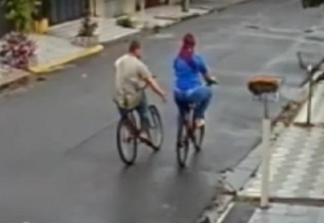 Assediador passa a mão no corpo de mulher ciclista em rua de Praia Grande (SP)