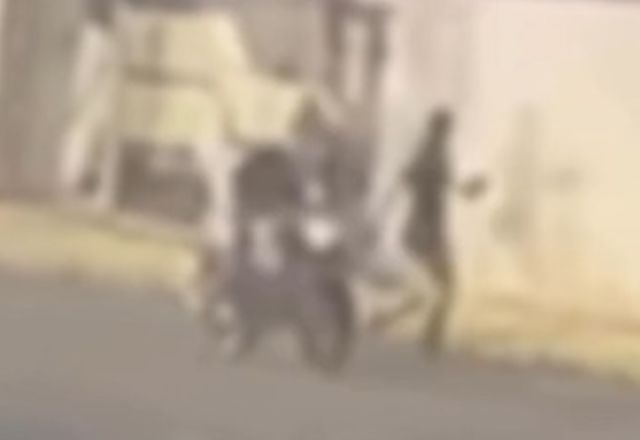 Momento em que motociclista assedia mulher no Rio Grande do Sul | Foto: Reprodução/Redes Sociais