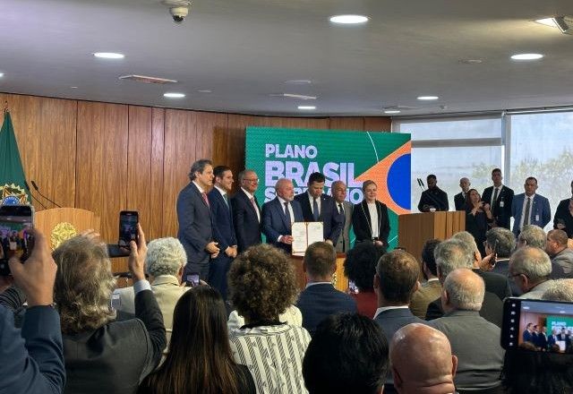 Assinatura de MP com plano de socorro a setores afetados por tarifaço de Trump | Hariane Bittencourt/SBT
