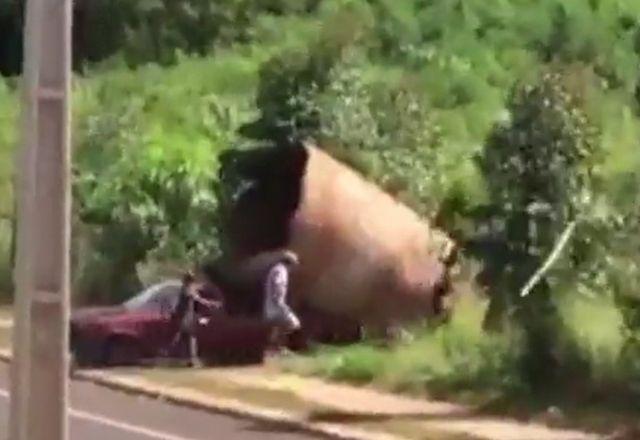 Assista a cena inusitada: cinco homens tentam colocar duto de zinco em cima de carro três vezes menor