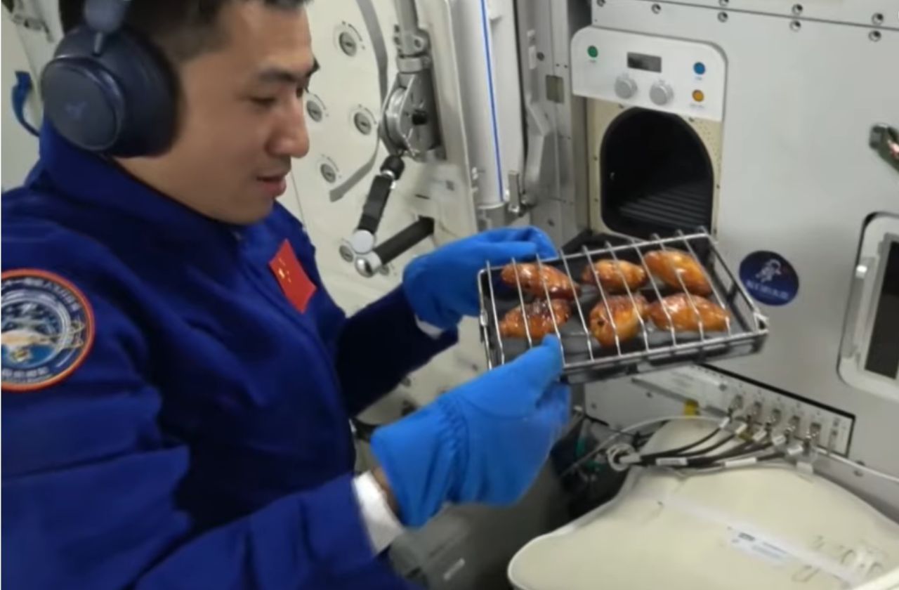No vídeo, os astronautas aparecem cozinhando asas de frango em um forno de ar quente - YouTube / Reprodução