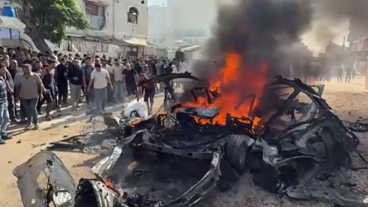 Veículo atingido por ataque israelense pega fogo na Faixa de Gaza | Reprodução/Reuters