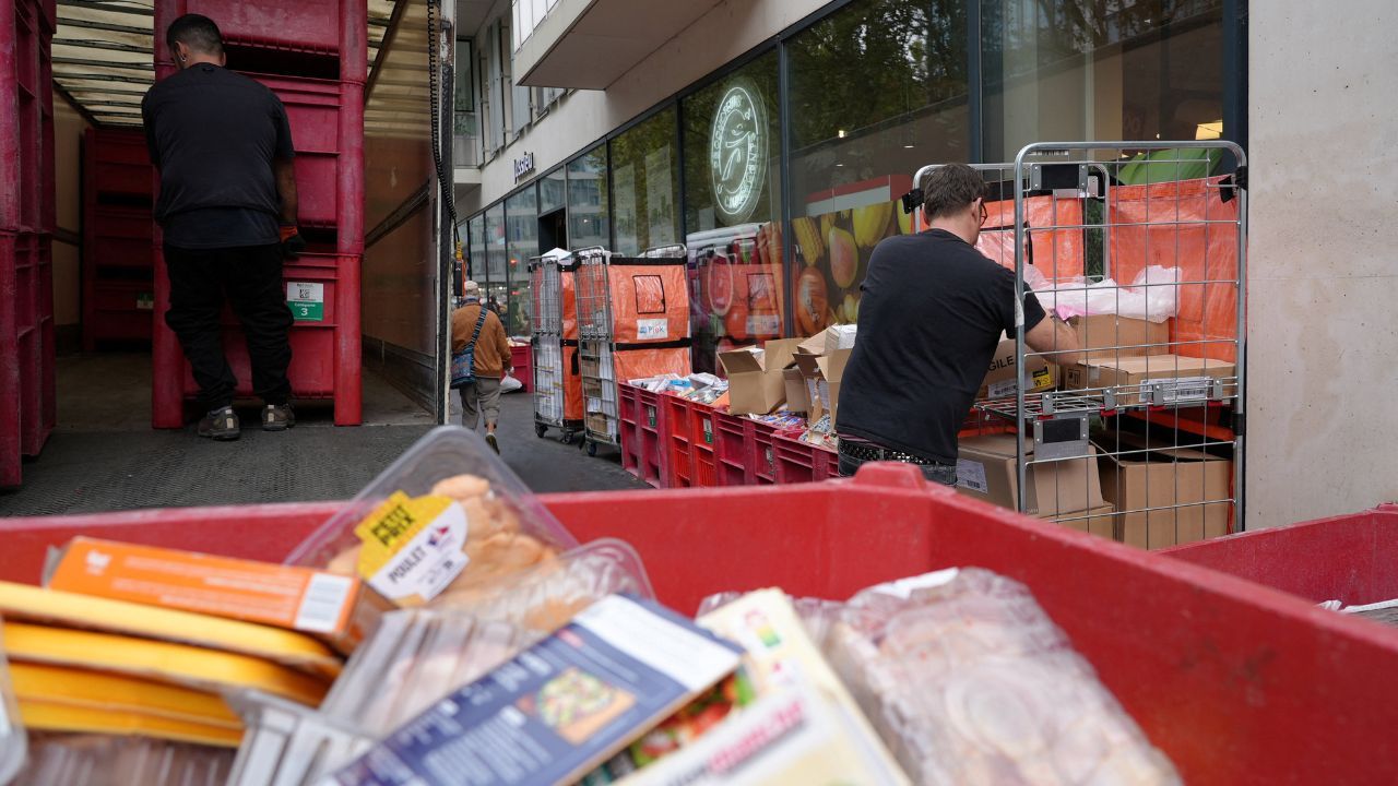 Funcionários enchem caixas com produtos estragados do lado de fora de um supermercado Intermarché em Paris, no dia seguinte a um ataque que teve como alvo os sistemas de refrigeração de redes de supermercados francesas | Lucien Libert/Reuters