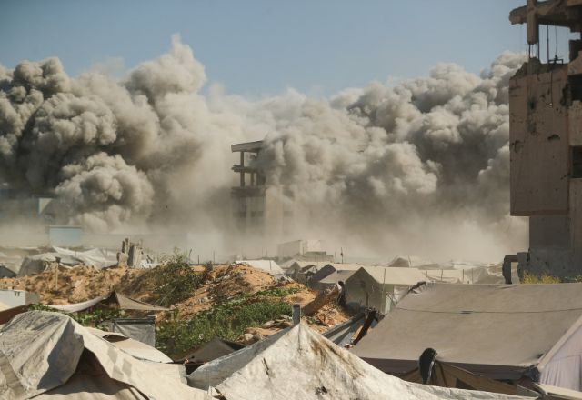 Fumaça e chamas enquanto prédio residencial desaba após ataque aéreo israelense | Foto: REUTERS/Mahmoud Issa