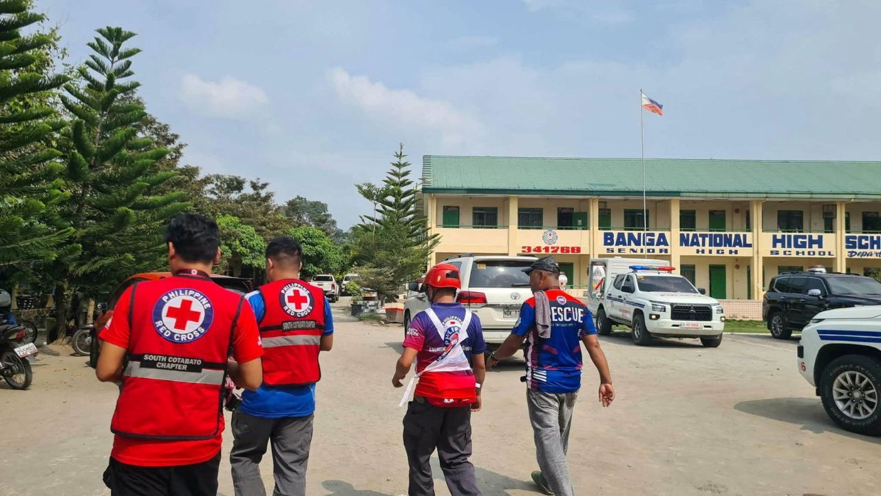 Socorristas em local de ataque a uma escola em Banga, na província de Cotabato do Sul, nas Filipinas | Divulgação via Reuters/Cruz Vermelha das Filipinas