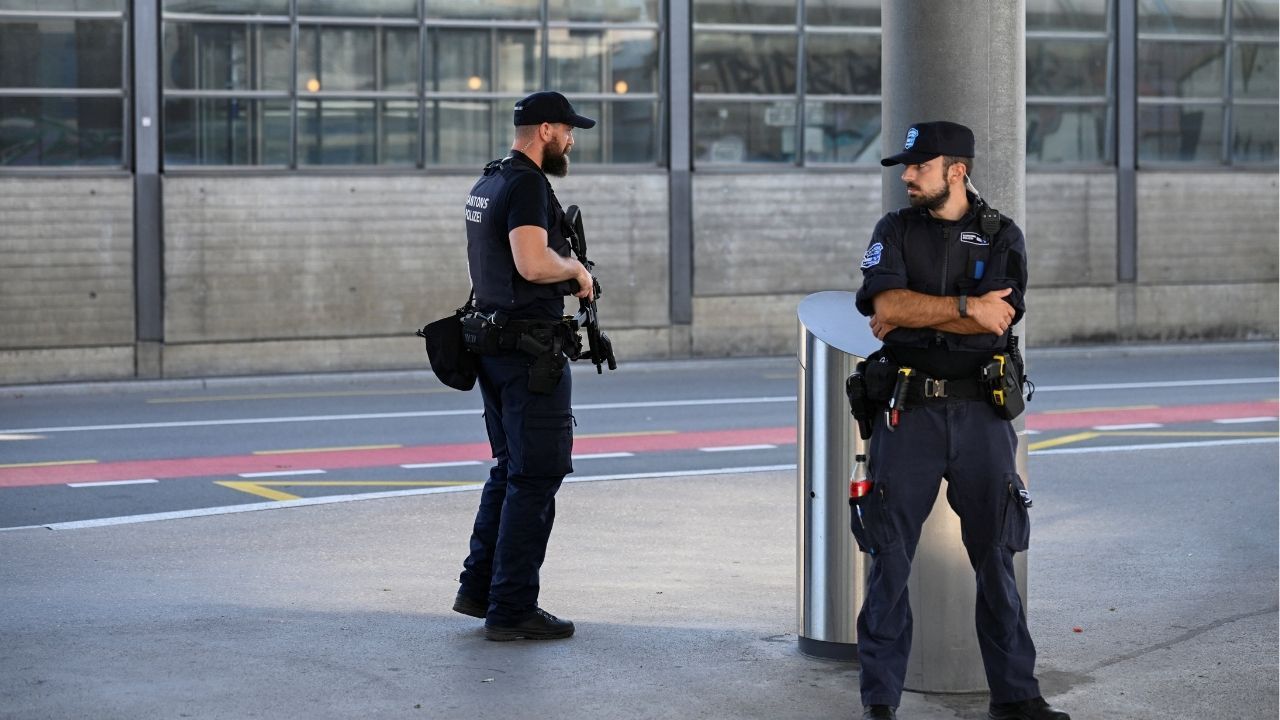 Policiais estão em uma estação ferroviária em Aarau, próximos ao local onde houve um ataque a tiros | Romina Amato/Reuters
