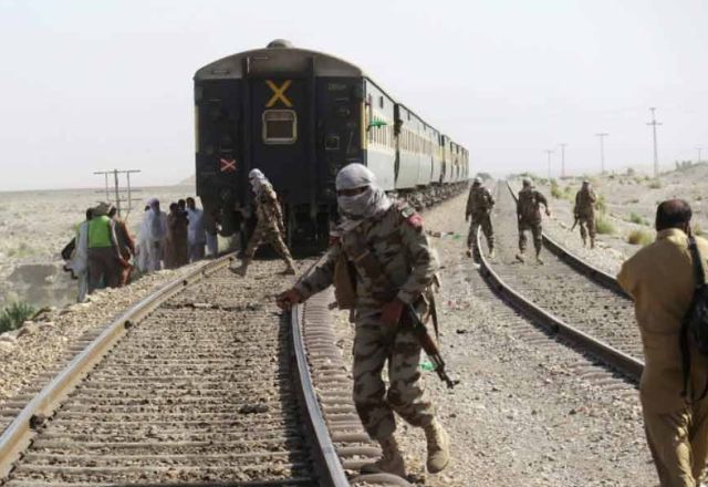 Separatistas sequestram trem no Paquistão e ataque termina com ao menos 21 passageiros mortos