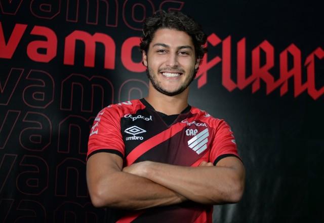 Athletico anuncia contratação de Marcinho, jogador envolvido em polêmica