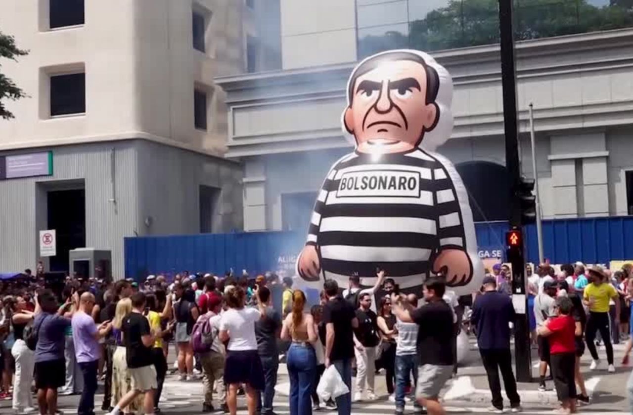 Opositores de Bolsonaro se reuniram na Paulista com cartazes, bandeiras e um inflável representando ex-político | Reuters / Reprodução