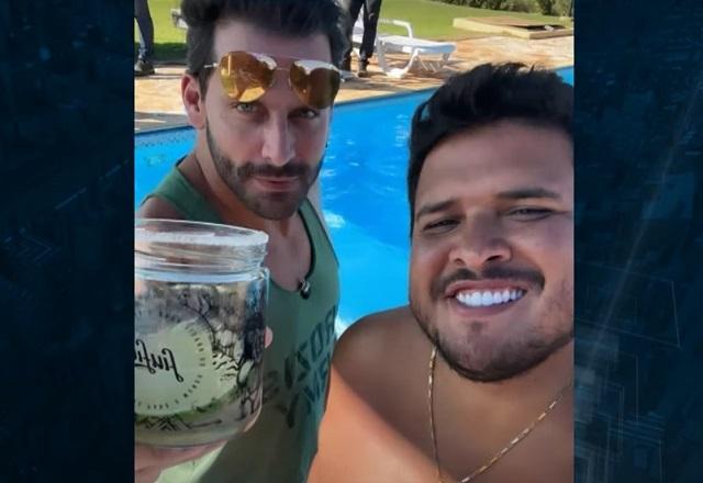 Ator Henri Castelli posa para foto, com copo de bebida, em festa clandestina em Hidrolândia (Goiás)