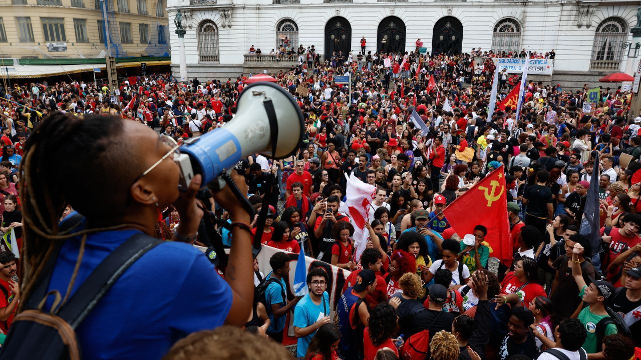 Estudantes fazem atos pró-Lula em universidades Estudantes fazem atos pró-Lula em universidades