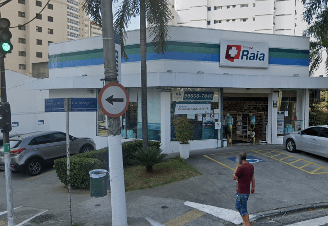 Farmácia foi assaltada na noite desta quinta-feira (12) | Reprodução/Google Street View