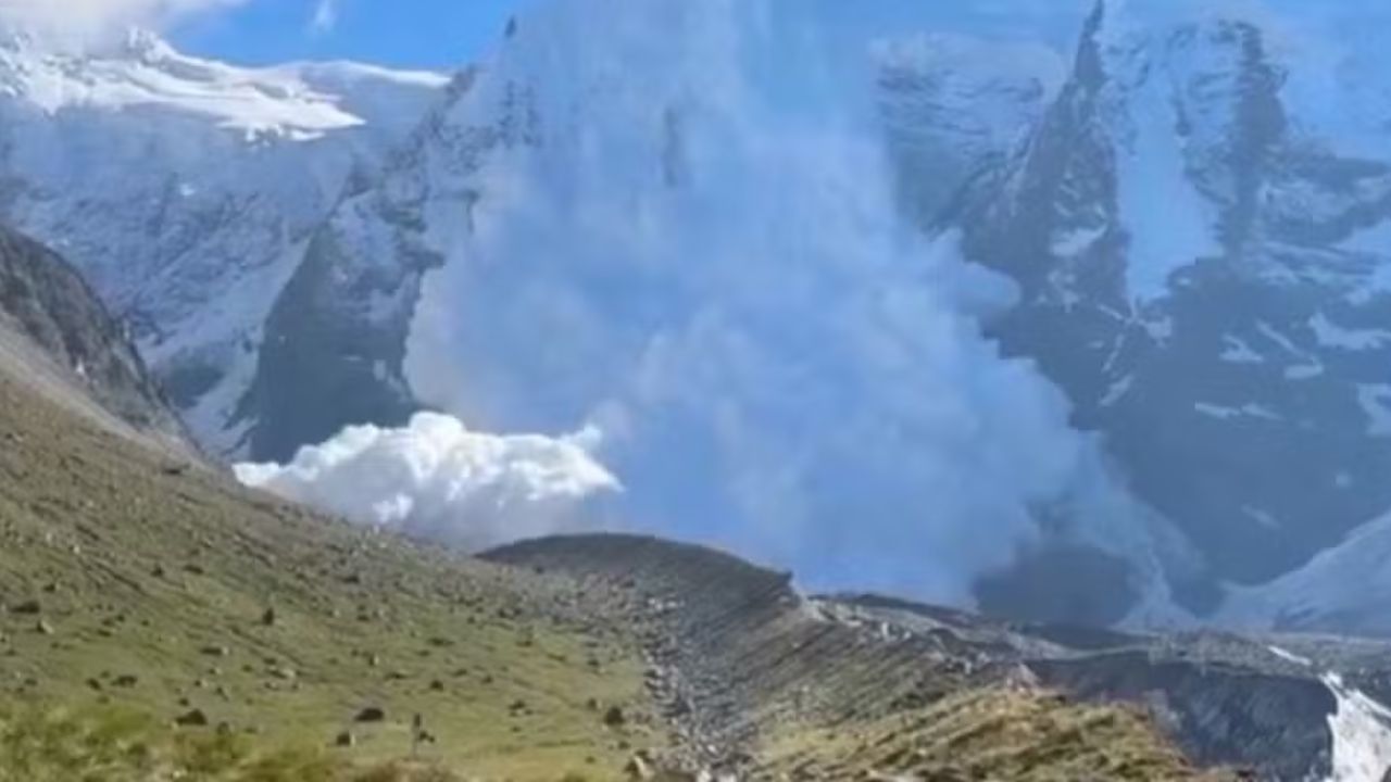 Montanhista registra avalanche no monte Mizhirgi, na Rússia | Foto: Reprodução/Redes Sociais