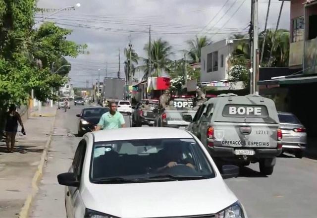 Avenida em Porto de Galinhas, em Pernambuco, durante o dia e com movimentação de viaturas policiais