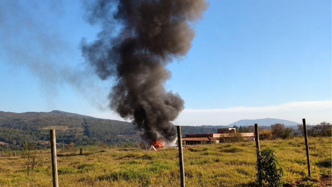 Avião monomotor de pequeno porte cai e pega fogo em MG