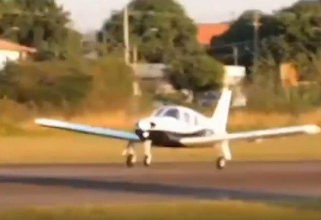 Avião bimotor