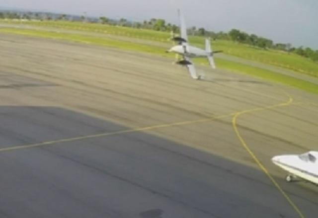 Avião bimotor, de pequeno porte, batendo asa na pista de aeroporto, durante o dia, antes de acidente