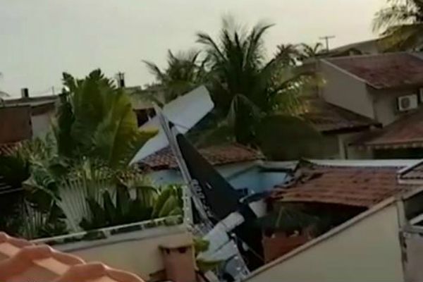 Avião cai sobre casa no interior de São Paulo e mata três pessoas Avião cai sobre casa no interior de São Paulo e mata três pessoas