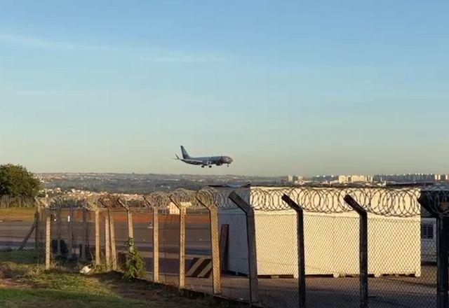 Avião chegou na manhã desta 5ª feira no Aeroporto Internacional de Brasília | SBT