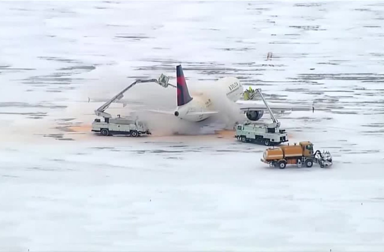 Avião em Aeroporto de Oklahoma coberto de neve neste domingo (25) | Reuters