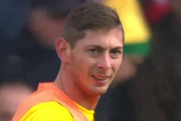 Avião com jogador Emiliano Sala está desaparecido no Canal da Mancha Avião com jogador Emiliano Sala está desaparecido no Canal da Mancha