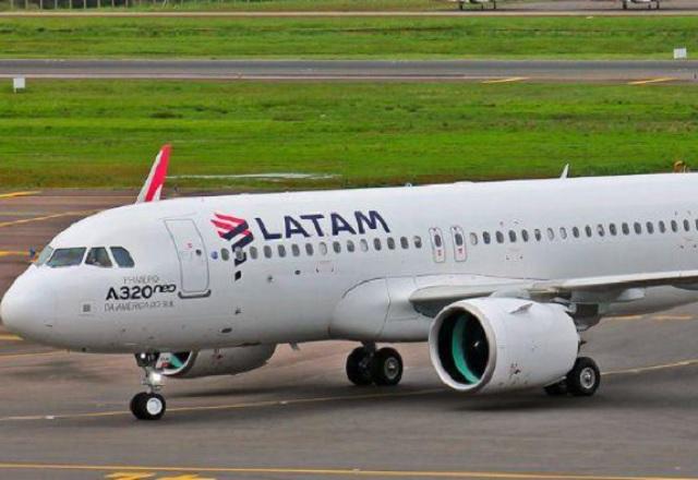 Avião da Latam em pista de aeroporto (Divulgação)