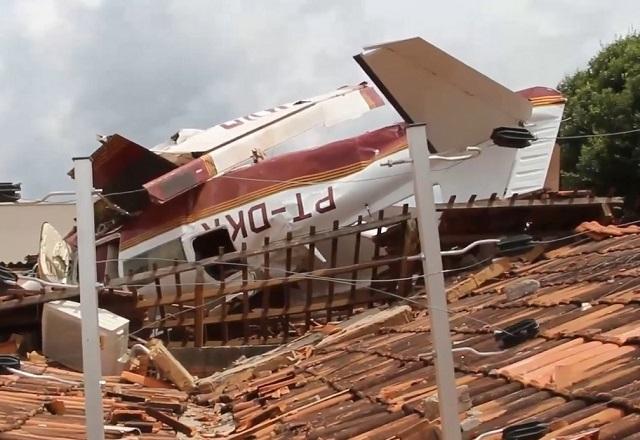 Avião de pequeno porte destruído após cair sobre telhado de casa