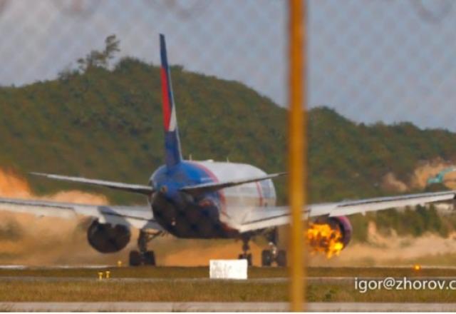 Avião em chamas após decolagem rejeitada na Tailândia