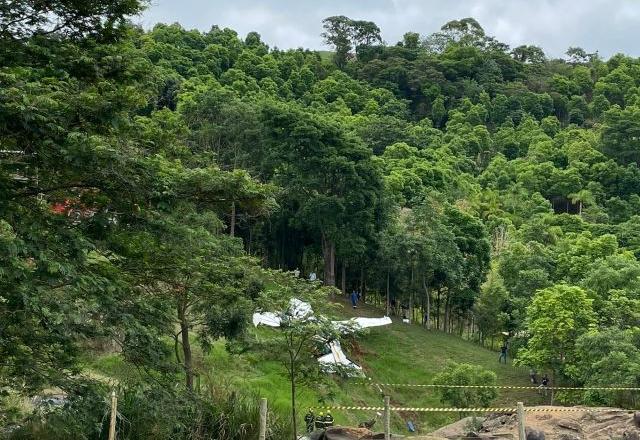 Avião em terra ao lado da cachoeira