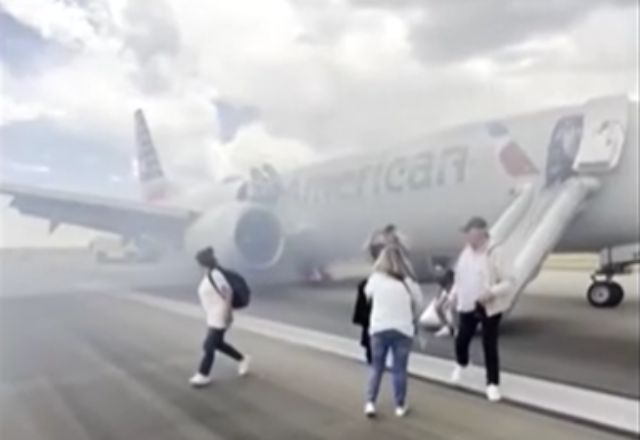 Passageiros deixam avião esfumaçado nos EUA | Foto: Reprodução/Reuters