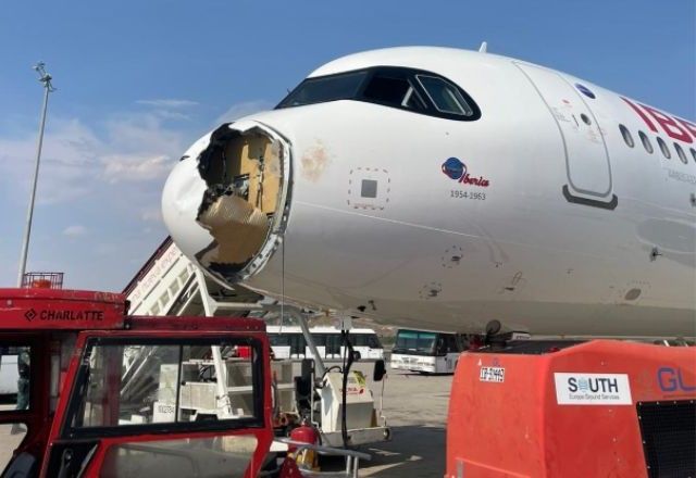 Segundo o portal El País, o voo IB579 sofreu o impacto na parte frontal da aeronave e em um dos motores poucos minutos após a decolagem | Reprodução