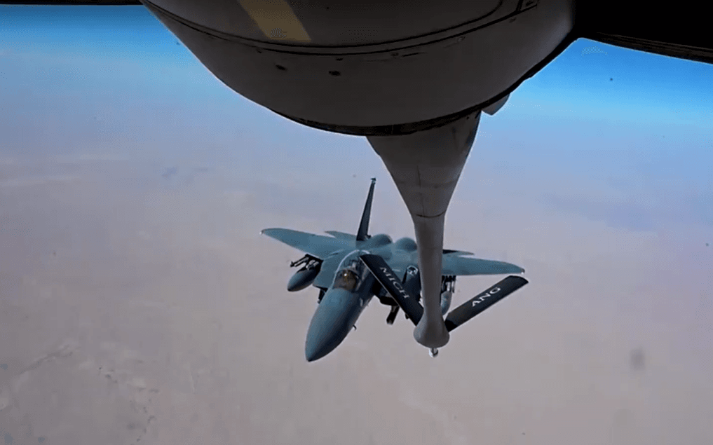 Aviões do Exército dos EUA durante missão de resgate no Irã | Reprodução/Reuters